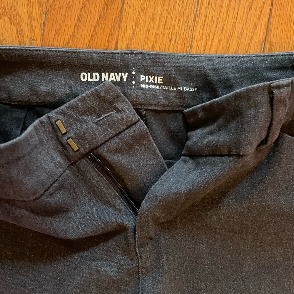 Old Navy
Mid rise
Size 2 - Picture 5 of 5